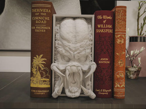 Alien Hunter Book Nook - Sci-Fi Bookshelf Insert & Wall Display + FREE Bookmark